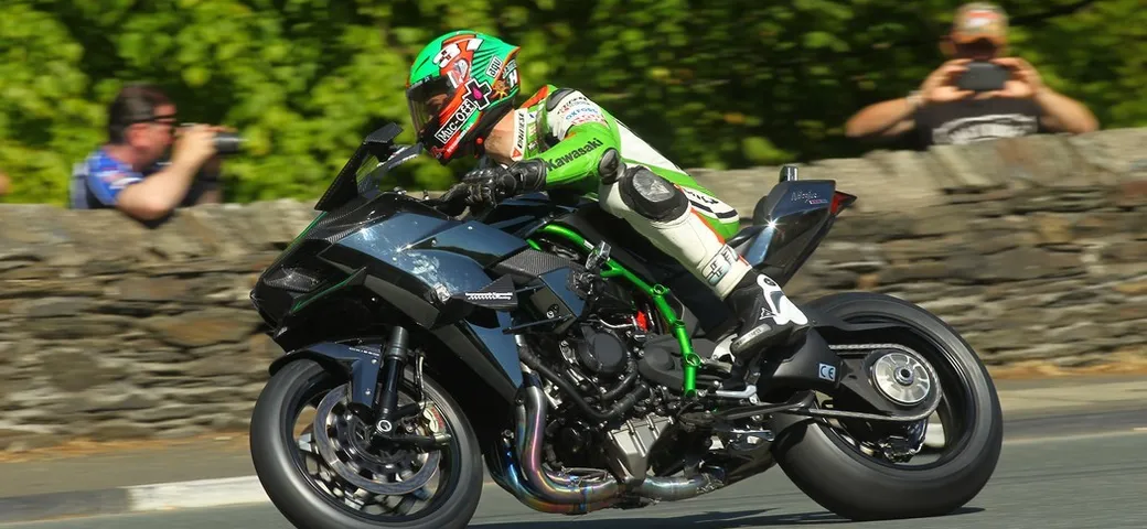 Isola di Man: nuovo record (331 km/h) per la Kawasaki Ninja H2R [Video]