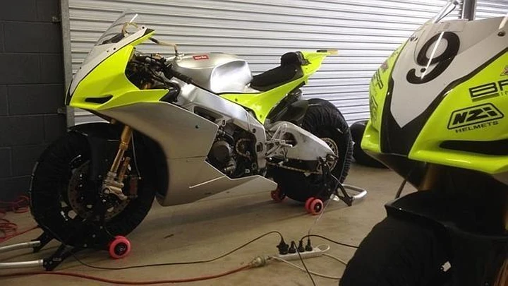Rubate in Australia due Aprilia RSV4 Factory guidate da Max Biaggi ed Eugene Laverty