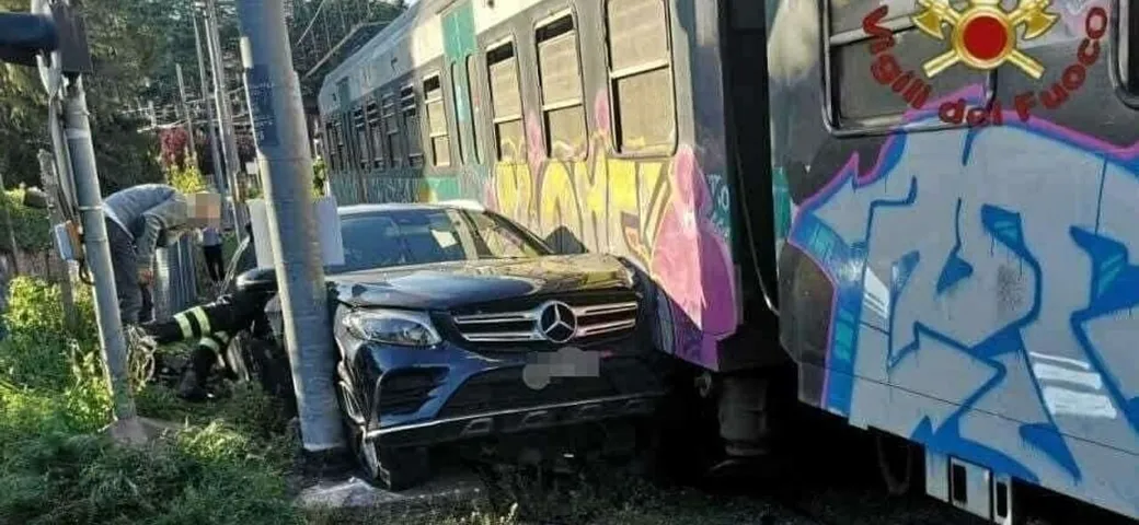 Incidente assurdo per una Mercedes, finita contro il treno