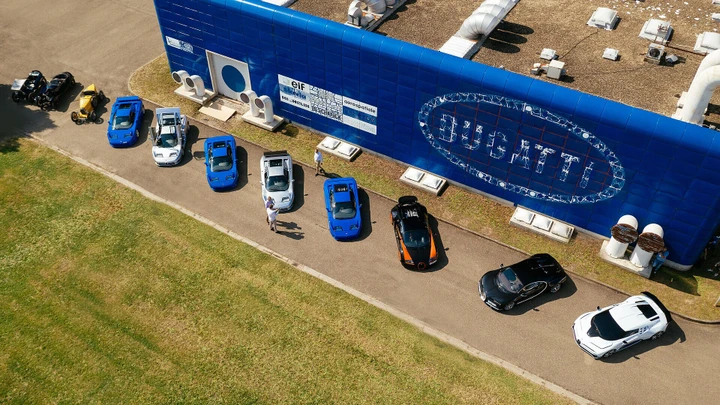 Bugatti: omaggio ai 30 anni della fabbrica blu di Campogalliano