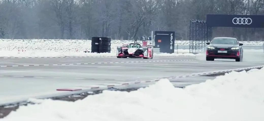 Audi RS e-tron GT sfida in drag race la Formula E [Video]