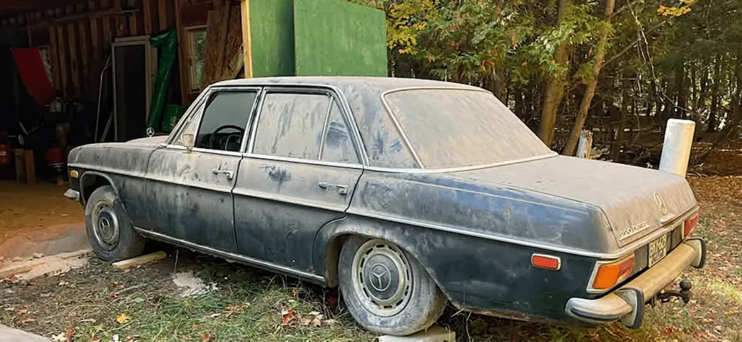 Ritrovano una Mercedes del 1974 in un fienile: 18.000 miglia e zero ruggine