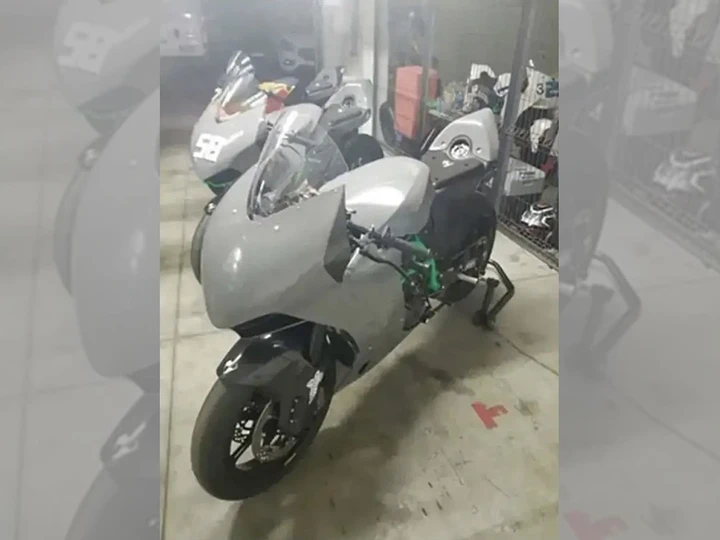 Una KTM sportiva su base 890: le prime foto