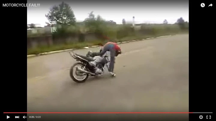 Impenna con la moto senza ruota anteriore e cade [Video]