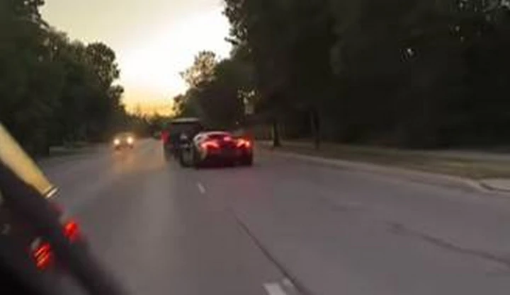 McLaren 600LT a un soffio dal crash con un SUV che taglia la strada | Video
