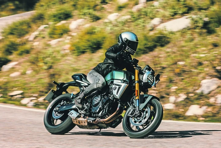 Naked rétro, cuore moderno: Suzuki accende i riflettori sulle GSX 8T e 8TT