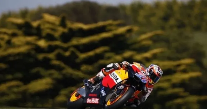 MotoGP: Casey Stoner alieno in pole a Phillip Island. Lorenzo e Simoncelli in prima fila. Rossi sempre più lontano