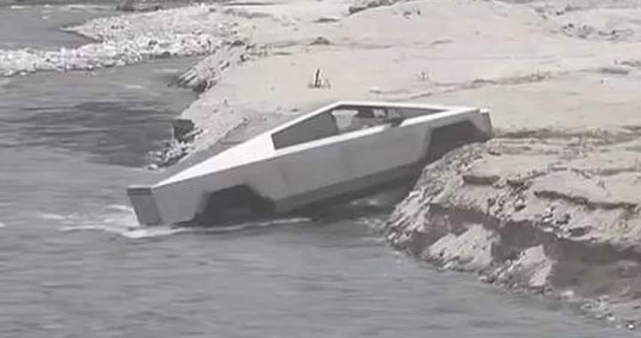 Con la Tesla Cybertruck fa il ping pong, bloccato sul fiume | Video