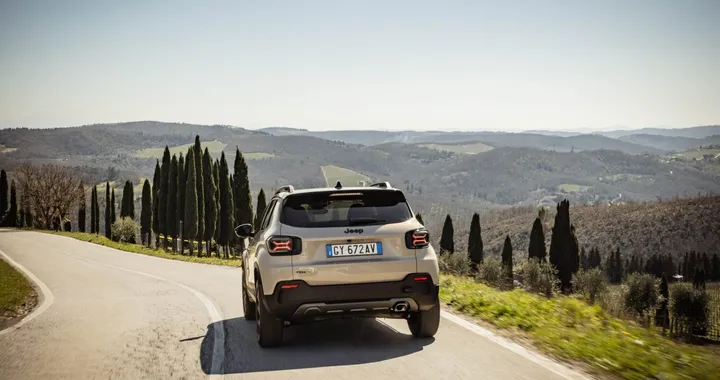 Offerte Jeep Avenger, sconti fino a 11.000 euro su ibrido ed EV