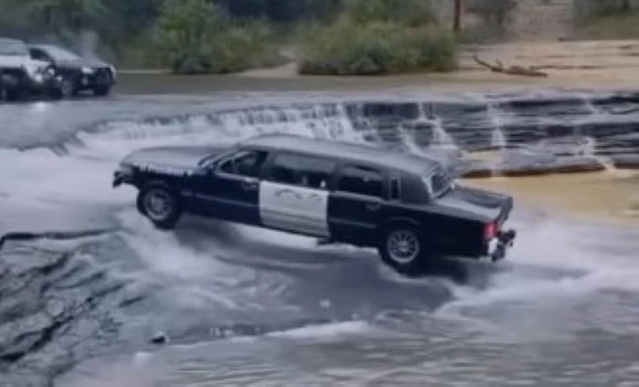 La Lincoln limousine rimane bloccata tra le rocce piene d'acqua [Video]