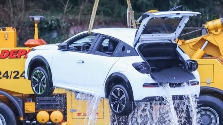 Nuova Lancia Ypsilon: il prototipo rubato finisce in un fiume [FOTO]