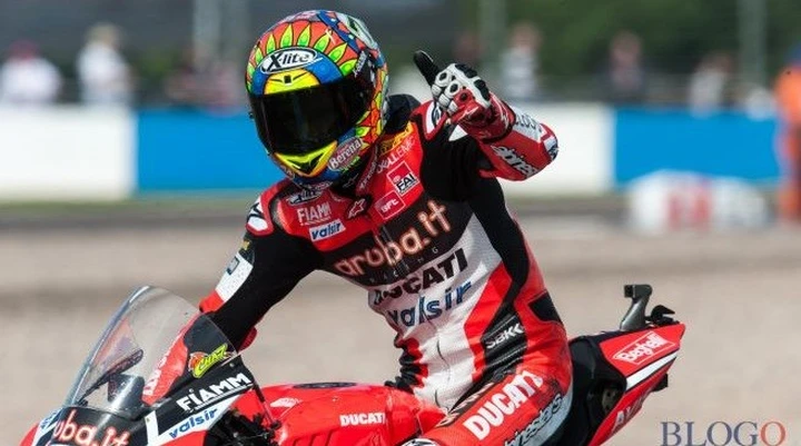 Davies sul podio a Donington: 
