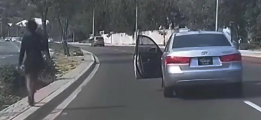 Guidatrice inchioda e scende: la sua auto invade la corsia opposta [Video]