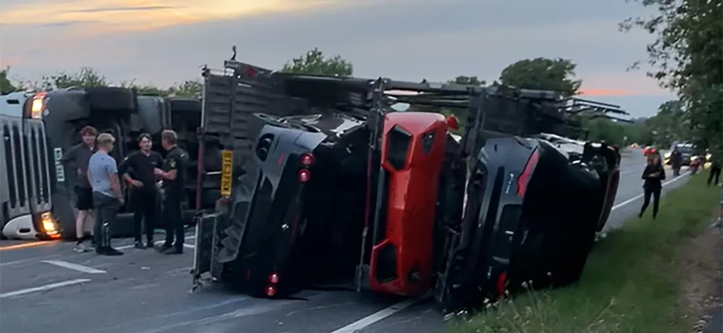 Supercar da milioni di euro sono andate distrutte in un incidente con un camion [VIDEO]