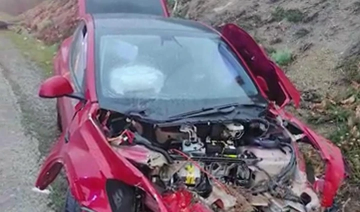 Tesla Model Y in aquaplaning: catastrofe evitata per miracolo [Video]