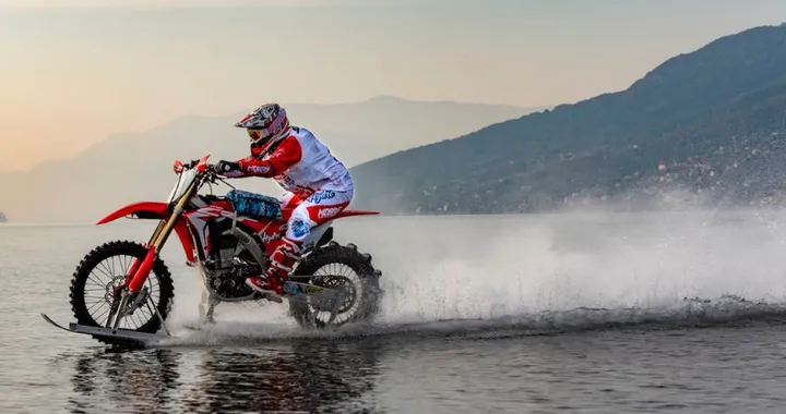 Honda, con una CRF450R sull'acqua a 104 km/h: il nuovo record