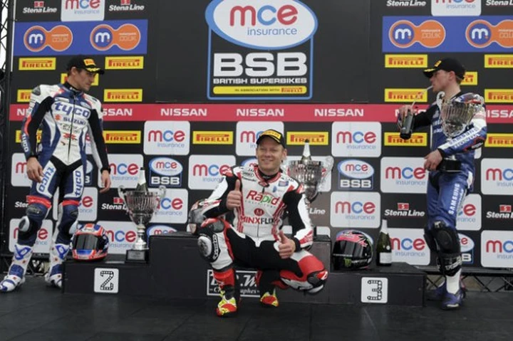 BSB 2013: storica doppia vittoria per Byrne a Thruxton, doppio ritiro per Baiocco