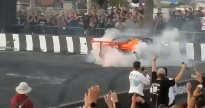 Lamborghini Huracán torturata contro un muro tra le fiamme [Video]