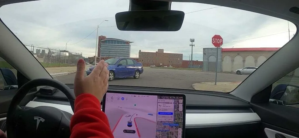Tesla, Full Self-Driving: richiamo per eliminare la funzione Rolling Stop