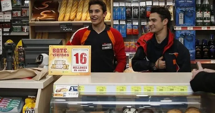 MotoGP: Marquez e Pedrosa al lavoro da un benzinaio Repsol [video]
