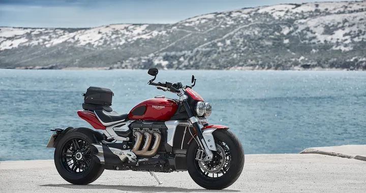 Triumph Rocket 3 e Rocket 3 GT: informazioni e foto ufficiali