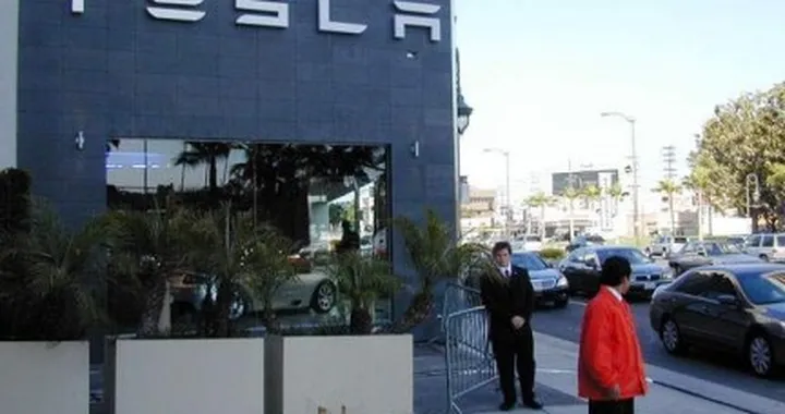 Tesla: inaugurato a Los Angeles il primo concessionario