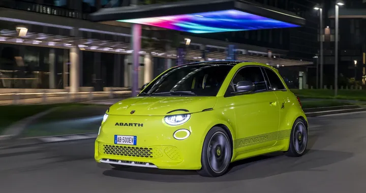 Abarth 500e: protagonista alla Milan Games Week e Cartoomics