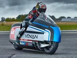 Max Biaggi punta al record di velocità con la Voxan Wattman: ecco il bolide elettrico