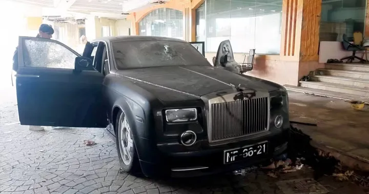 Auto stupende nell'hotel abbandonato: c'è anche una Rolls-Royce