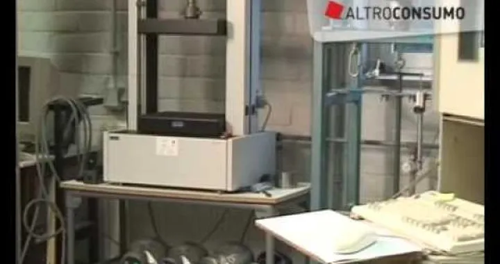 Otto i caschi bocciati al test di sicurezza di Altroconsumo