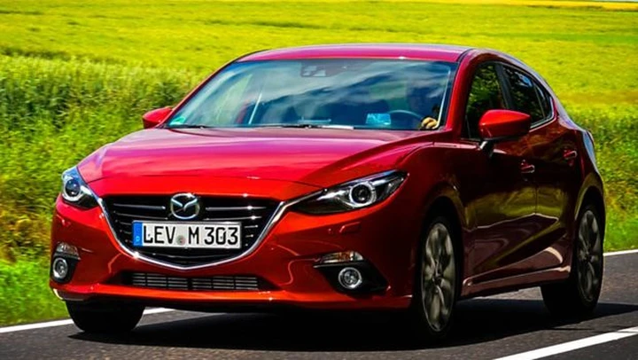 Mazda 3 contro alto voltaggio in video