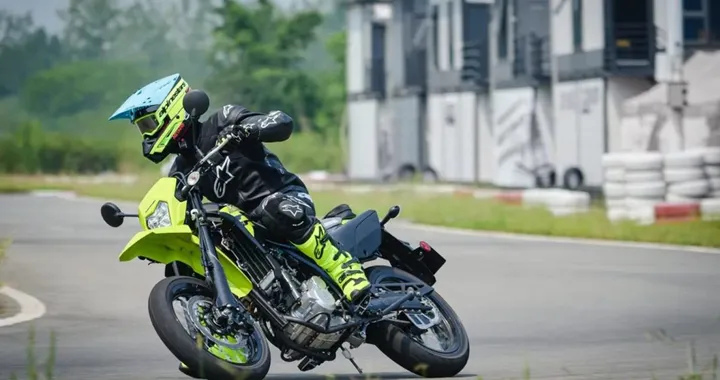 Kawasaki KLX300 XPL ABS: la piccola adventure dal look retrò