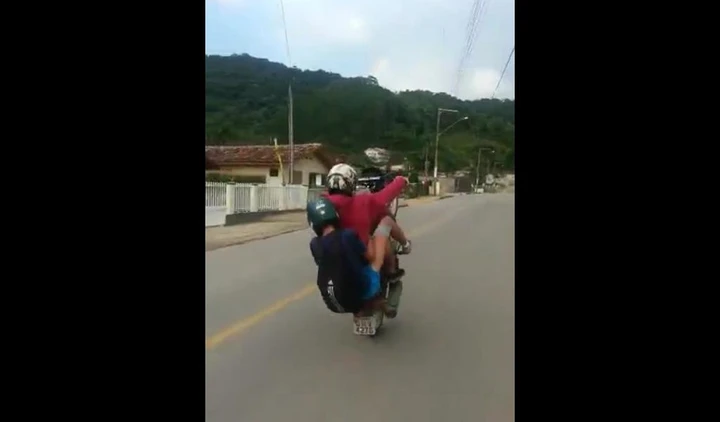 Due stupidi in moto cadono per l'impennata artistica [Video]