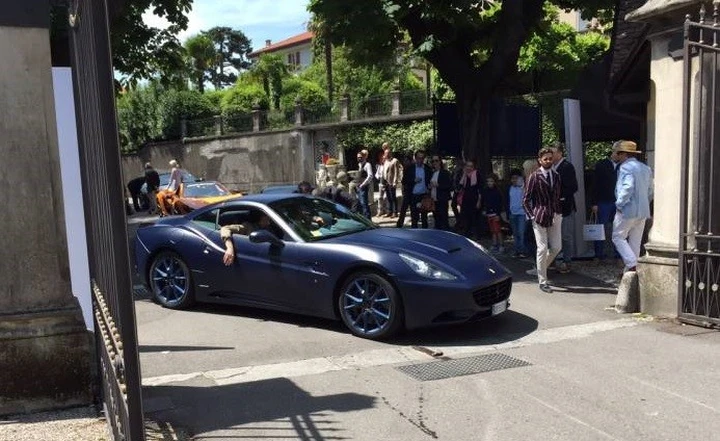 La Ferrari di Lapo bloccata ai cancelli di Villa d'Este