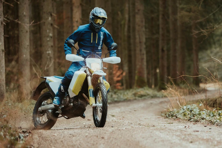 Husqvarna 701 Enduro LR 2020: adventure a lungo raggio