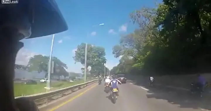 Banda di motociclisti contro una Range Rover Sport: il video shock