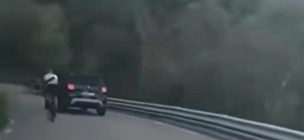 Ciclista sorpassa un SUV in discesa ma viene travolto [Video]