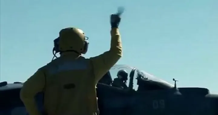 Max Biaggi nei panni di Top Gun per le nuove Pirelli Angel GT