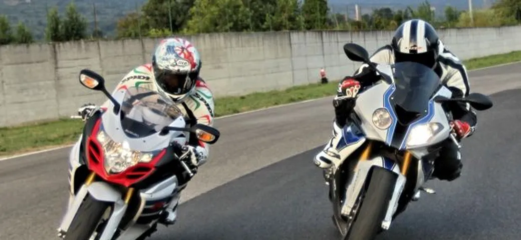 BMW S 1000 RR HP4 Vs Suzuki GSX-R 1000 Million: sfida in pista [Video]