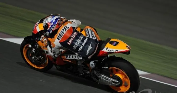 MotoGP: Casey Stoner vince da vero campione a Losail. Lorenzo secondo, Pedrosa terzo. Valentino Rossi limita i danni, settimo.