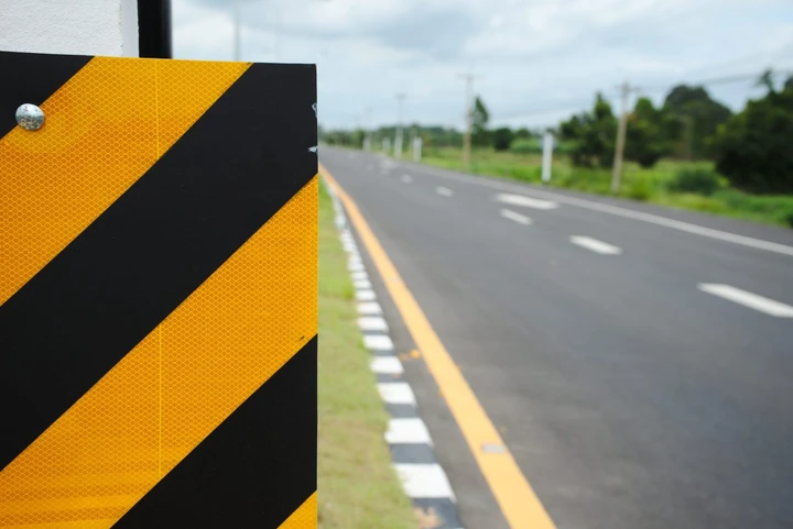 Cartelli neri e gialli sulla strada, quelle strisce non sono casuali: cosa indicano