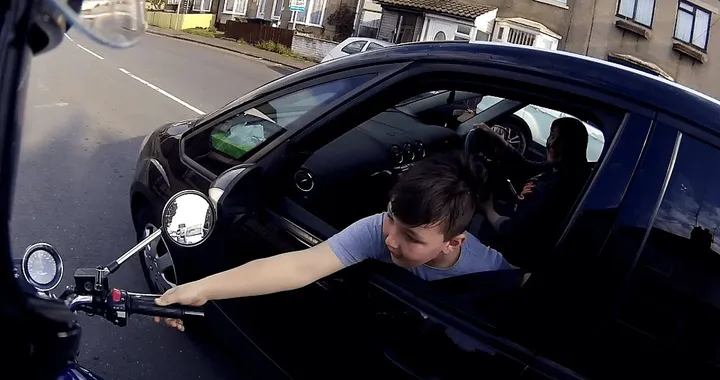 Basta una sgasata per far sorridere un bambino...