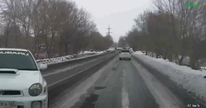 Subaru Impreza tenta il sorpasso, sbanda sul ghiaccio e va in testacoda