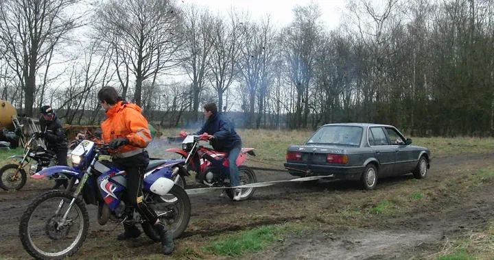 Tiro alla fune tra auto e moto