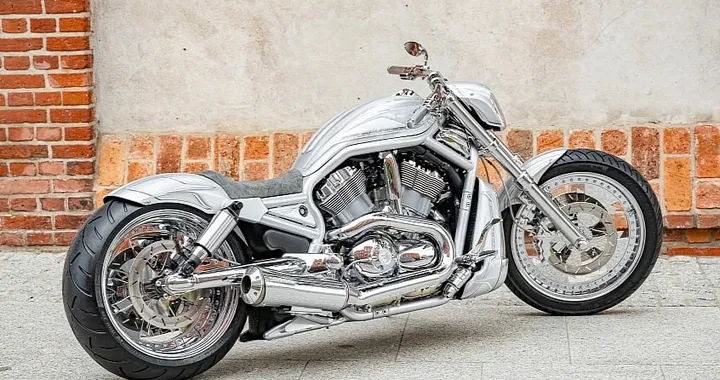 Harley-Davidson Ghost, la V-Rod da 120 CV diventa tutta cromata