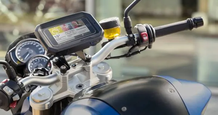 BMW Motorrad: supporto per usare lo smartphone in sicurezza