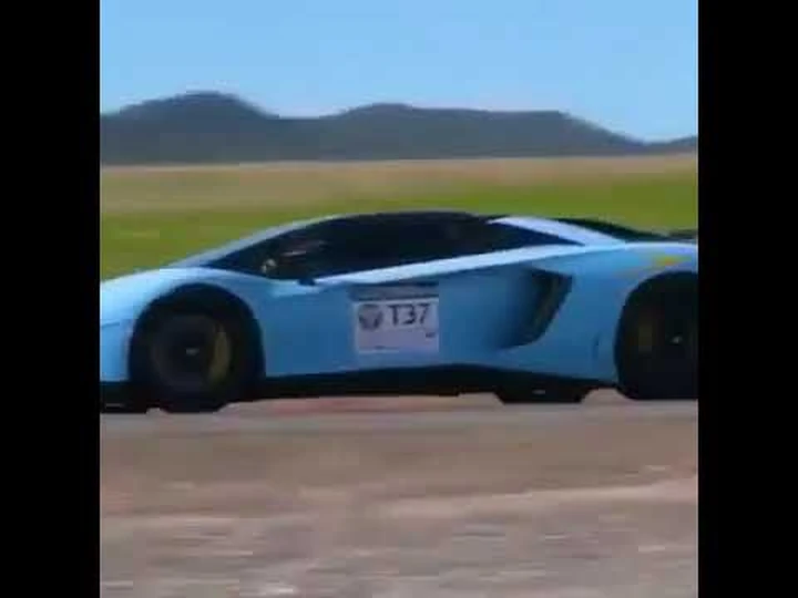 Lamborghini Aventador LP750-4 SV Roadster va fuori strada [Video]
