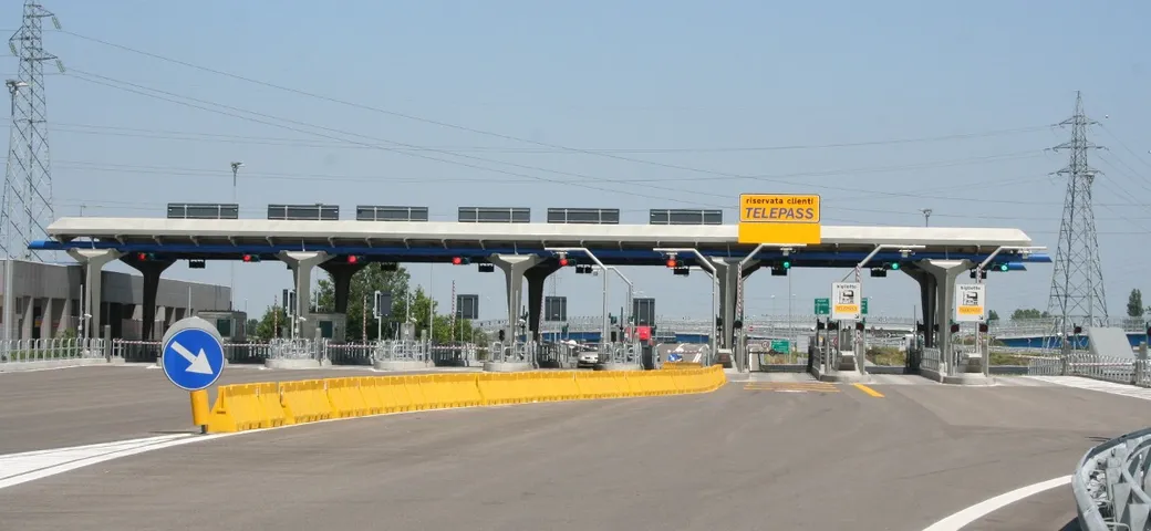 Fa inversione a U in Autostrada per pagare il Telepass: fermato dalla polizia