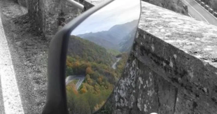 Foto del giorno: la poesia in uno specchietto