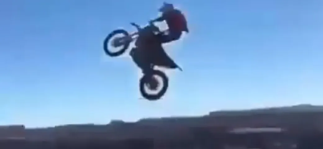 Incredibile salto in moto e atterraggio col paracadute [Video]